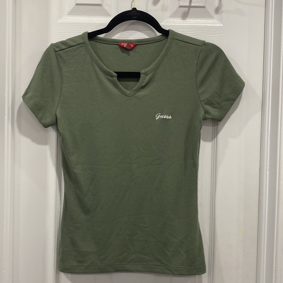 NWOT Sage Green Yara logo Notched V-neck Tee - Picture 5 of 11